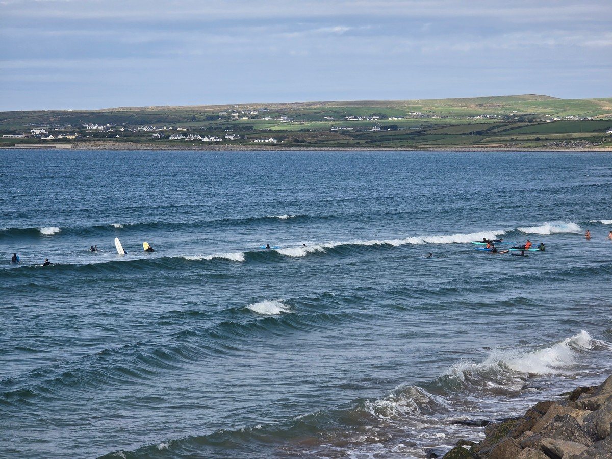 1-2ft waves, Light SSW 10kts cross-onshore wind, Air temp 17C, Water temp 17.2C, High tide 13:38, Low tide 20:03 and 08:30